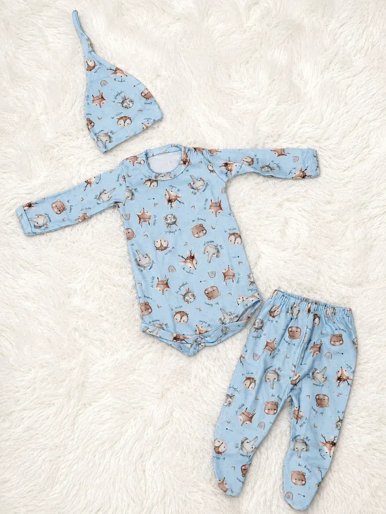 Ajuar de algodón pima celeste con estampa de monitos: remera, pantalón y gorro